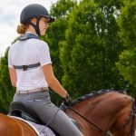Mit dem MT-Band zu einer natürlichen und aufrechten Sitzhaltung auf dem Pferd Mit dem MT-Band zu einer natürlichen und aufrechten Sitzhaltung auf dem Pferd