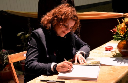 Christin Krischke signiert ihr Buch. (Foto: Kristin Stockhaus)
